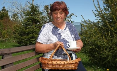 Anita Hahner aus Grünhain muss ihren Kaffee derzeit alleine trinken. Sie hofft darauf, dass sie recht bald wieder Treffen ihres Seniorenklubs organisieren kann. 