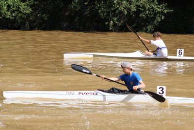 Fabian Oetzel (vorn) vom SKSV schlug sich wacker im Einer. Im K2 mit Timon Fellmer holte er einen starken 4. Platz.