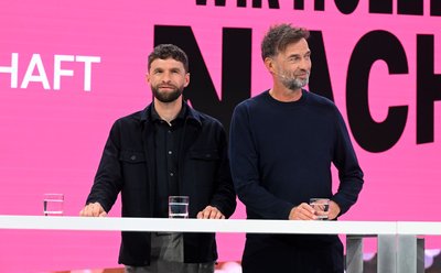 Thomas Müller (l) und Jürgen Klopp sind Experten bei MagentaTV. (Archivbild)