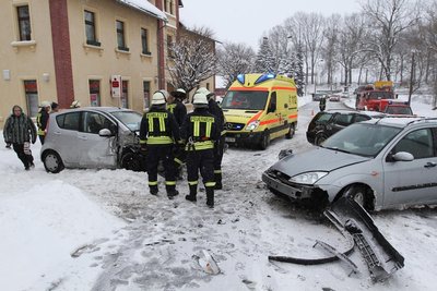 Am Samstagnachmittag wurden bei einem Unfall auf der B 173 in Oberschöna drei Personen verletzt.