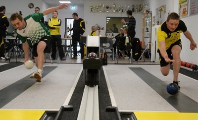 Der Auerbacher Christian Steiner (rechts) erzielte mit 611 Kegeln die Tagesbestleistung und ließ dem Grün-Weißen Thomas Großer (540) kaum eine Chance.