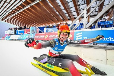 Julia Taubitz "fliegt" ins Ziel.