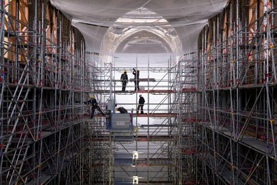 Riesige Gerüste waren notwendig, um die durch den Großbrand beschädigte Kathedrale Notre-Dame wieder aufzubauen.