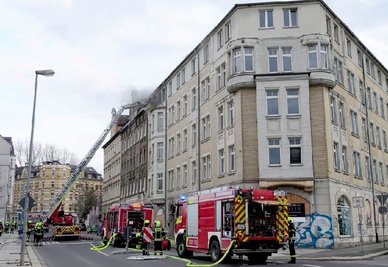 Wegen eines großen Löscheinsatzes der Feuerwehr ist es am Sonntagabend zu Verkehrsbehinderungen auf dem Chemnitzer Sonnenberg gekommen.
