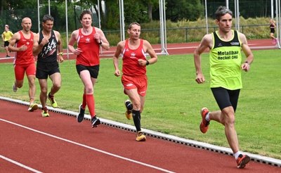 Thomas Ungethüm vom VfB Lengenfeld (vorn) hat beim dritten Lauf der Stundenlauf-Serie das beste Ergebnis erzielt. 