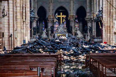 Trümmerteile und verkohlte Holzbalken lagen nach dem verheerenden Großbrand im Inneren der Pariser Kathedrale Notre-Dame. Viele Menschen haben nicht daran geglaubt, dass die riesige Kirche in relativ kurzer Zeit wieder aufgebaut werden kann.