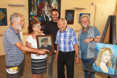 Künstlerfreunde: Hartmut Bojack, Annette Beyer, Kiril Wasow, Harald Hellmich und Volker Beyer (v.l.) 2017 beim Aufbau einer Gemeinschaftsausstellung des Freiberger Kunstvereins in der Nikolaikirche Freiberg.
