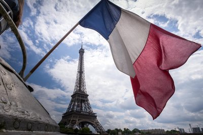 Seit 60 Jahren verbindet Falkenstein und Harnes eine Städtepartnerschaft. Die französische Flagge (hier vor dem Eiffelturm in Paris) weht deshalb am Falkensteiner Rathaus.