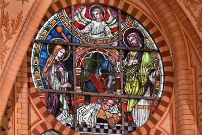 Das Bleiglasfenster über dem Altar in der Trinitatiskirche Hainichen zeigt die Weihnachtsgeschichte. 