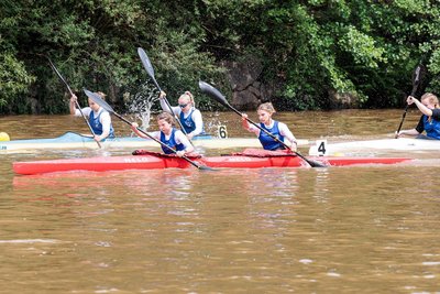 Merle Sehm und Kim Naumann (rotes Boot, v. l.) von der SG Lauenhain paddelten zu Gold im K2. Kim Naumann holte zum auch im K1 den Pokal.