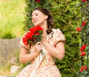 Therese Fauser in der Rolle der Sissy bezaubert das Publikum mit ihrer anmutigen Darstellung der berühmten historischen Person Elisabeth, die Kaiserin von Österreich wurde. 