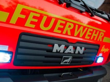 Am Dienstagmorgen standen mehrere Abfallbehälter in Reichenbach und Plauen in Flammen. Auch ein Auto wurde beschädigt. Die Polizei sucht Zeugen. 