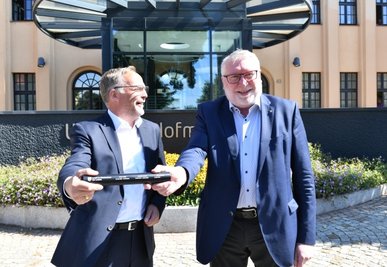 Symbolische Staffelstabübergabe von Matthias Damm (r.) an den neuen Landrat Dirk Neubauer.