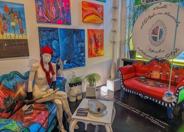 Installationen, Objekte, Malerei, Keramik, Fotografien - die Galerie der anderen Art in bis zu den Toiletten künstlerisch gestalteten Räumen des Rathauses in Aue.