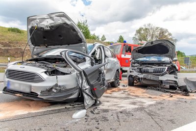 Die Schäden an den beteiligten Autos machen deutlich, mit welcher Wucht die beiden Fahrzeuge kollidiert waren.