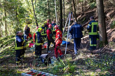 Am Dienstag sind in einem Wald bei Frohnau ein Fahrrad und ein Rucksack gefunden worden – nahe einer aufgebrochenen Einstiegsstelle. Weil vom Besitzer des Rades jede Spur fehlt, wird vermutet, er könnte im unter Tage sein. Ist der Mineraliensammler illegal in den Schacht eingestiegen?