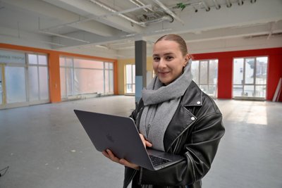 Sarah Kühnrich, Leiterin Marketing Kraftwerk 24 in dem gemieteten Raum