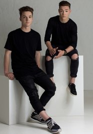  Gehen mit ihrem Album auf Tour: Die Lochis. 