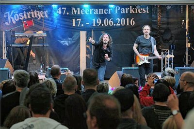 Die Coverband Forced to Mode bei einer Show während der Meeraner Stadtfestes.