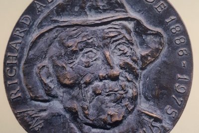 Die „Kalmusplakette“ wurde von Volker Beyer kreiert. Sie ist Richard Alfred Mende (1886-1975) gewidmet.