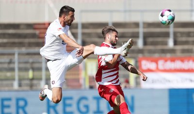 Ognjen Gnjatic (33, Aue) und Dominic Baumann (9, Wuerzburg)