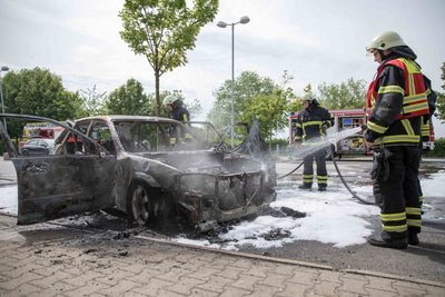 Der auf einem Parkplatz abgestellte Mazda wurde am Pfingstsonntag mutmaßlich angezündet.