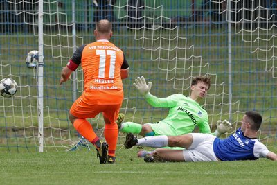 Andy Hebler (links) erzielte in der Hinrunde das wichtige 1:0 für Krieschow gegen Glauchau (hier mit Torwart Niclas Wiener und Marcin Sieber im Bild).