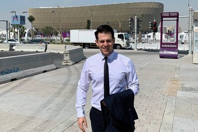 Stippvisite im Wüstenstaat: Bei der Tour durch Katar machte Philipp Hartewig mit der deutschen Delegation auch kurz am Lusail-Stadion nördlich von Doha Halt. Dort wird das Endspiel der WM ausgetragen. 