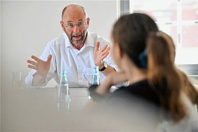 Zwei Stunden lang gab Günter Elfmann den Neun- bis 13-Jährigen Einblicke in seine 32 Arbeitsjahre als Richter und Direktor am Amtsgericht in Hohenstein-Ernstthal.