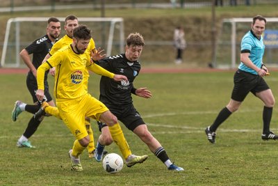Dem Marienberger Danny Gottschalk (vorn) bot sich nach einer reichlichen halben Stunde die beste Chance der Gastgeber. Nach einem Querpass schoss er den Ball aus etwa zwölf Metern jedoch übers Tor.