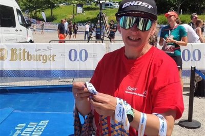 Beim Schliersee-Triathlon, wo ihr Mann Sven Kruppa einen Podestplatz in der M 50 erreichte, teilte Manuela Kruppa Medaillen aus.