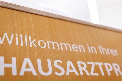 Sollen Patienten beim Besuch einer Arztpraxis wieder eine Gebühr zahlen? Patientenschützer und Ärzteverbände sind dagegen.