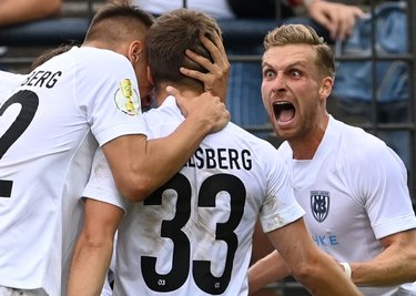 Tino Schmidt (r) von Babelsberg und seine Mitspieler bejubeln den Ausgleichstreffer zum 1:1.