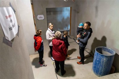 Bei einem Tag der offenen Baustelle im künftigen Bürger- und Vereinshaus „Central“ im Frühjahr informierte sich unter anderem Familie Lier über den Baufortschritt. Eva Kluge führte durch die Baustelle.