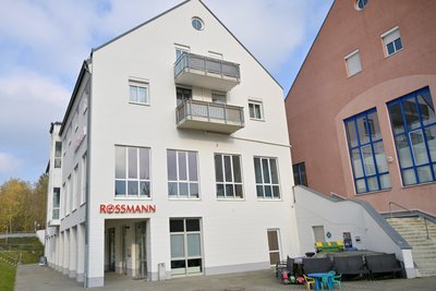 In dem Gebäude links soll das Studio in der kompletten ersten Etage eingerichtet werden.