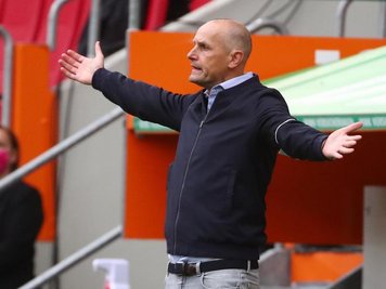  
          Augsburgs Trainer Heiko Herrlich wetterte gegen die Elfmeter-Entscheidung.