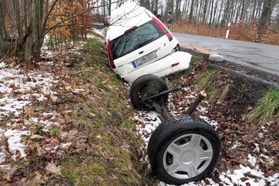Das Auto verlor seine komplette Hinterachse.