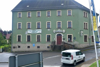 Von außen ist dem ehemaligen Gasthof „Central“ in Langenau kaum etwas von den Bauarbeiten anzusehen. Geld für eine neue Fassade ist in den aktuellen Baukosten demnach nicht enthalten.