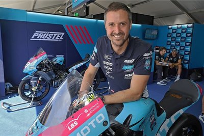Tom Lüthi in der Box des am Sachsenring beheimateten CFMOTO-PrüstelGP-Teams. Der Schweizer soll den Rennstall bald als Chef leiten. 