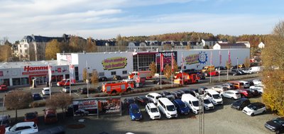 Feuerwehr und Rettungsdienst sausten zu Möbel Boss in Plauen. 