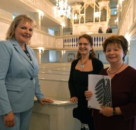 Veronika Bellmann, Organistin Eva Bublovà und Beate Ebenhöh (v. l.) in der Nassauer Kirche. 