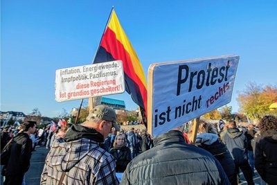 Laut Polizei etwa 1600 Teilnehmer waren zur sechsten Demo des sogenannten "Forums für Demokratie und Freiheit" gekommen. 