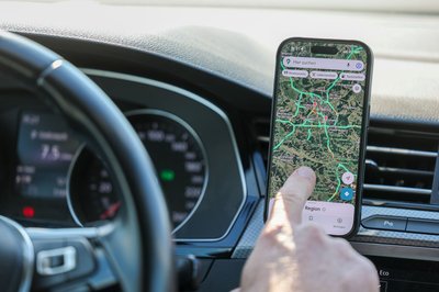 Navi ja – Rumdrücken nein. Auch in der Halterung ist das Smartphone eine Ablenkung, wenn man während der Fahrt darauf tippt. Besser: vor Fahrtstart alles einstellen.