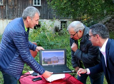 Vereinsvorsitzender Rene Turczyk (links) und Vorstandsmitglied Helmut Zengerling (2. von links) zeigen dem CDU-Landtagsabgeordneten Sören Voigt, wie der fertige Mühlenhof einmal aussehen soll. 