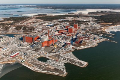 Kosten und Bauzeit explodierten: Am 21. Dezember 2021 ging auf einer Ostseeinsel in Finnland Block 3 des Kernkraftwerks Olkiluoto in Betrieb. Der Europäische Druckwasserreaktor (EPR) soll bis Juni 2022 volle Leistung erreichen. Auf der Insel entsteht auch das weltweit erste Endlager für hochradioaktive Abfälle. 