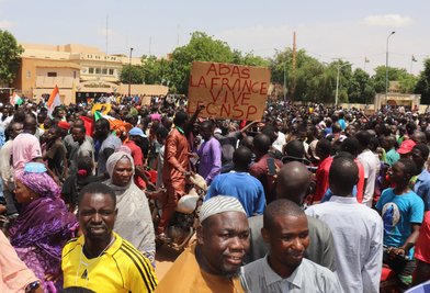 Demonstranten nehmen an einem Marsch zur Unterstützung der Putschisten in der Hauptstadt teil. Nach dem Putsch im Niger sichern Tausende dem Militär ihre Unterstützung zu.
