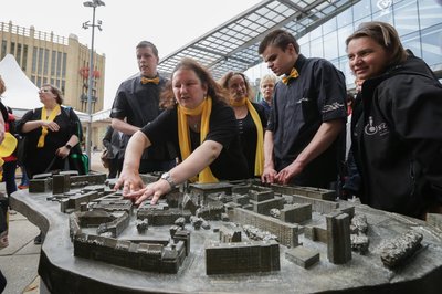 Kathrin Gießner (vorn) und weitere Mitglieder vom SFZ Förderzentrum erkundeten das Modell bei der Einweihung. Kurz darauf musste es vorerst wieder abgebaut werden.