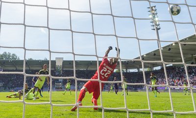 Osnabrücks Torwart Philipp Kühn kann das Tor zum 1:0 durch Aues Tom Baumgart nicht verhindern.