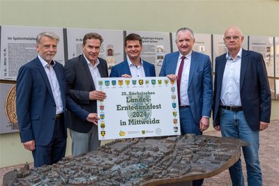 Im vergangenen August gab Ralf Schreiber (2. v. l.) bekannt, dass Mittweida das Landeserntedankfestes 2024 ausrichten wird.