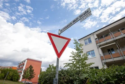 In einer Wohnung an der Dr.-Friedrich-Wolf-Straße wurde die 37-Jährige im vorigen Juli tot aufgefunden.